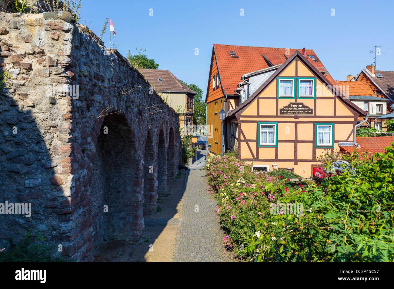 An der Stadtmauer, Wernigerode, Harz, Sachsen-Anhalt, Deutschland *** an der Stadtmauer, Wernigerode, Harz, Sassonia-Anhalt, Germania Foto Stock