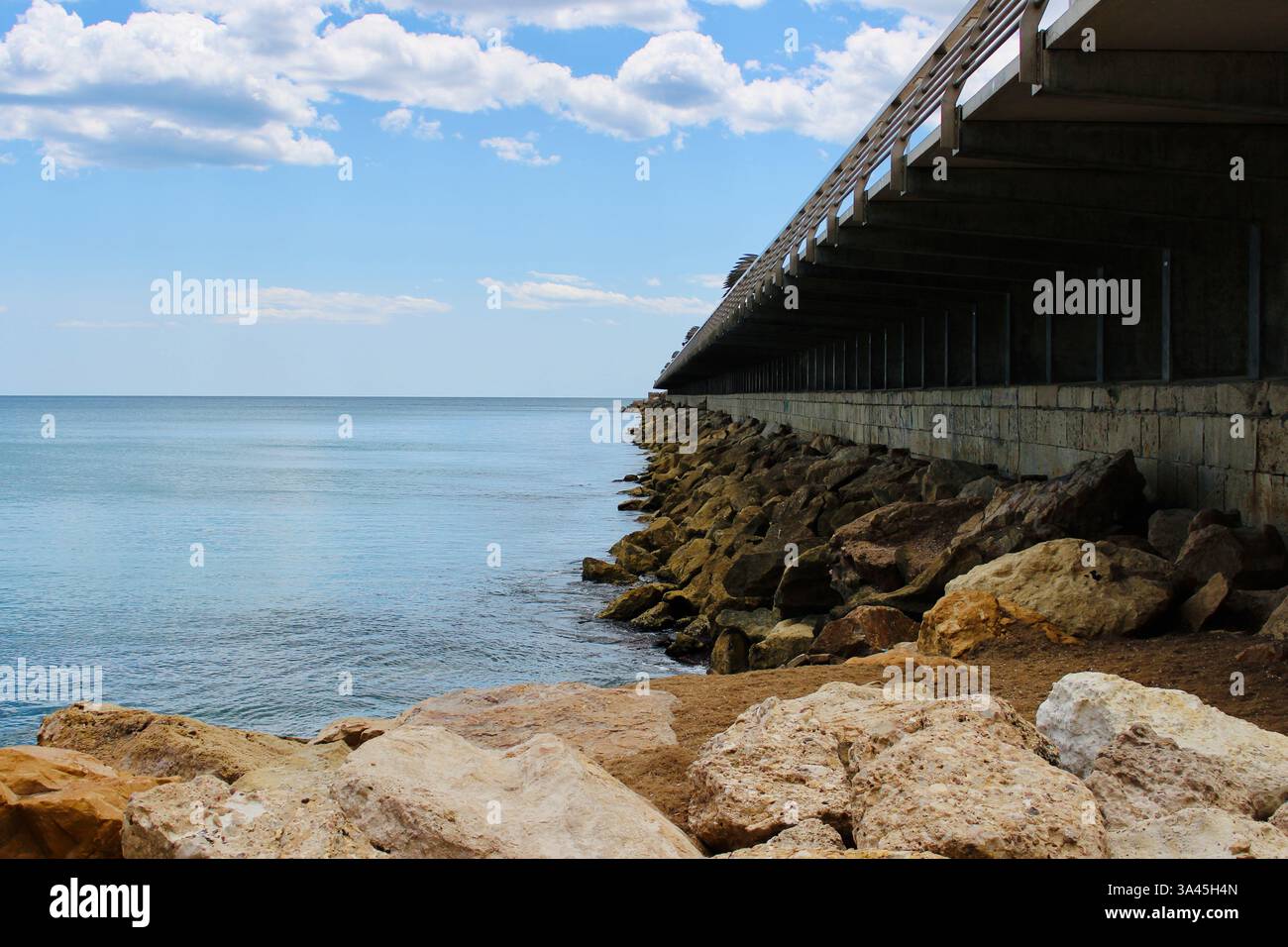 Vista ad angolo basso di un molo in cemento nel Mar Mediterraneo, Alicante, Costa Blanca, Spagna Foto Stock