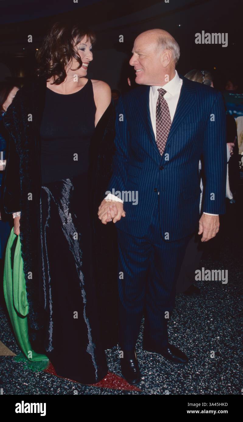 Anjelica Huston e Barry Diller assistono alla prima di 'Agnes Brown' al Loews e-Walk Theatre di New York il 1 marzo 2000. Foto di Henry McGee/MediaPunch Foto Stock