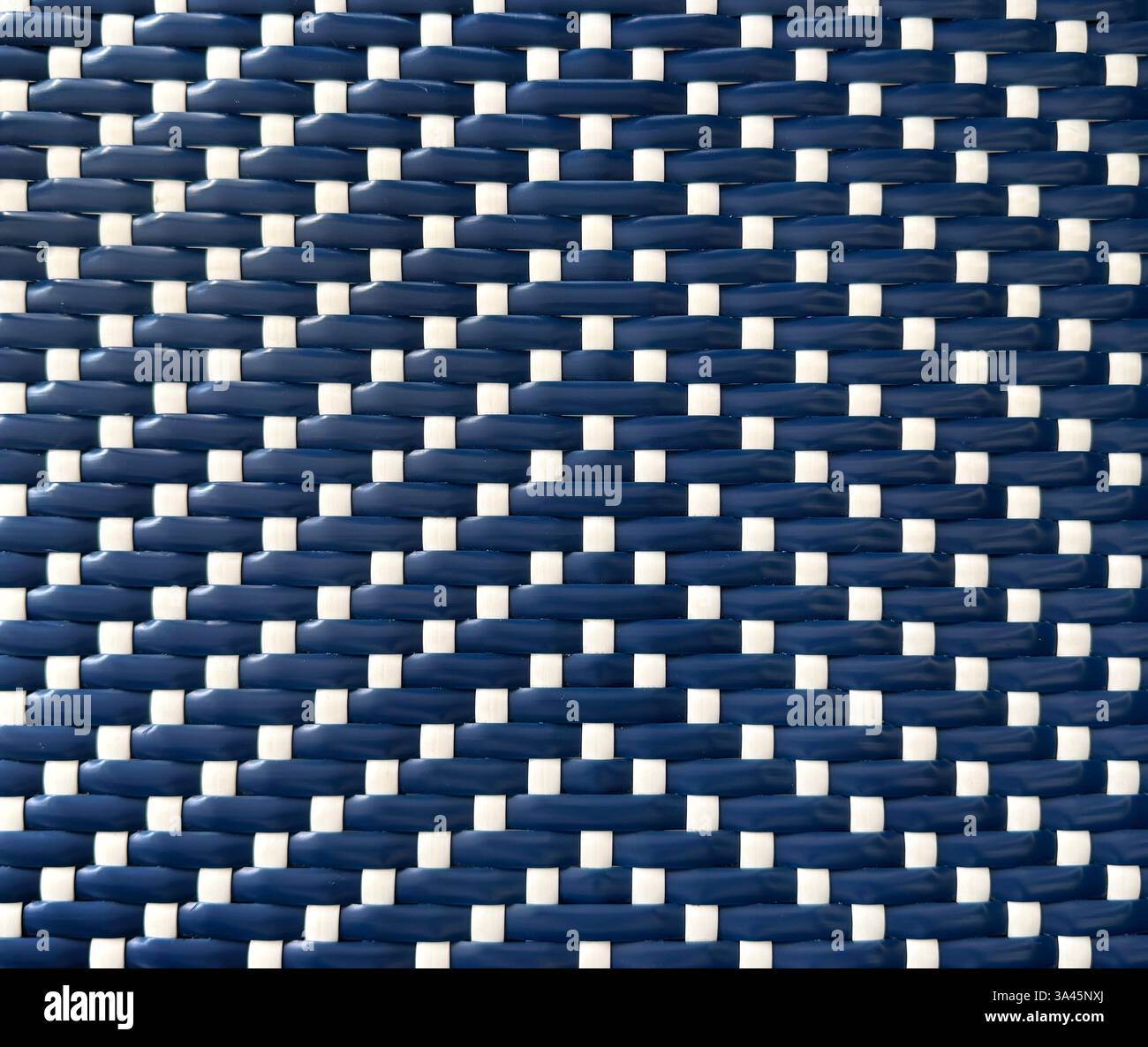 Primo piano del rattan sintetico blu e bianco o dell'arte della tessitura in vimini con motivo a strisce verticali. Sfondo in rattan intrecciato a mano senza cuciture. Foto Stock