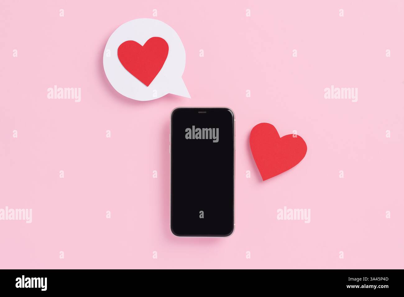 Vista dall'alto del telefono cellulare con schermo vuoto e icona rossa con cuore bianco sopra il gadget su sfondo rosa pastello. Modello per San Valentino Foto Stock