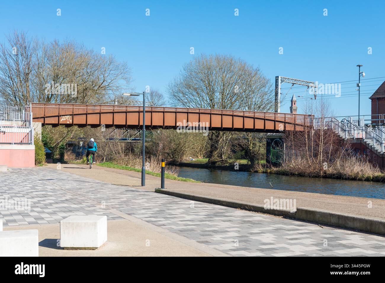 Passerella pedonale arrugginita sul Worcester e sul canale di Birmingham a Selly Oak, Birmingham Foto Stock