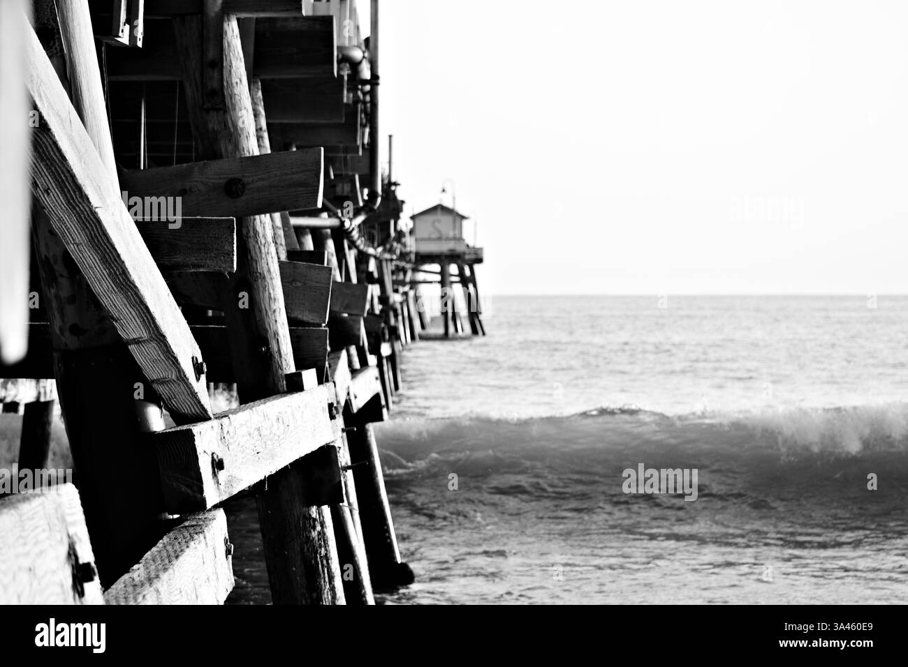 onde che si infrangono sul molo di san clmente Foto Stock