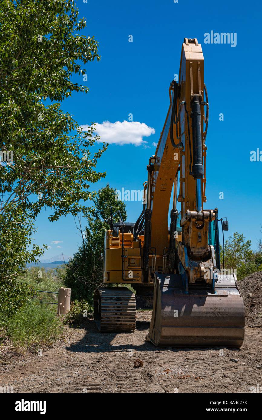Un grande escavatore cingolato in un cantiere. Vista frontale. Foto Stock