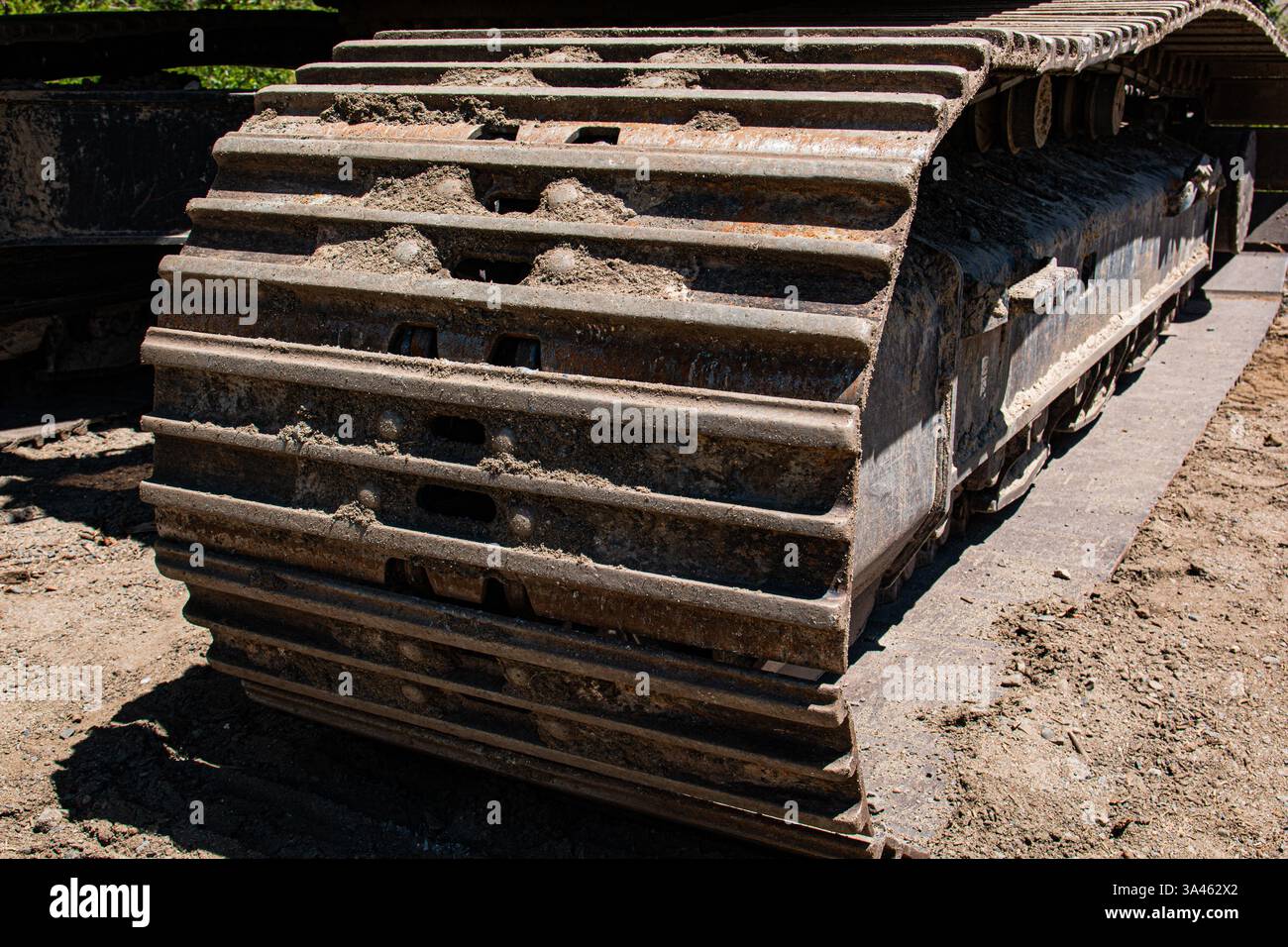 Battistrada in acciaio sul cingolo di un escavatore per muoversi su qualsiasi terreno. Foto Stock