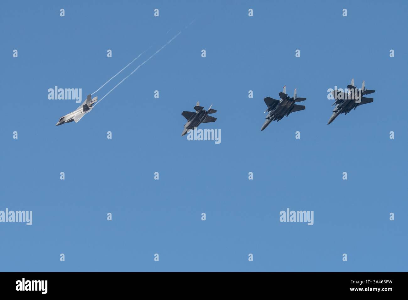 L'USAF Lockheed Martin F-35A sbucciò da una formazione di quattro navi di altri jet USAF Foto Stock