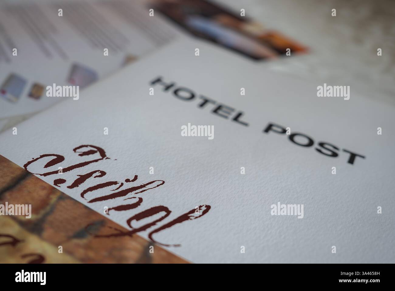 Primo piano di materiali stampati con Hotel Post e Ischgl Text Foto Stock