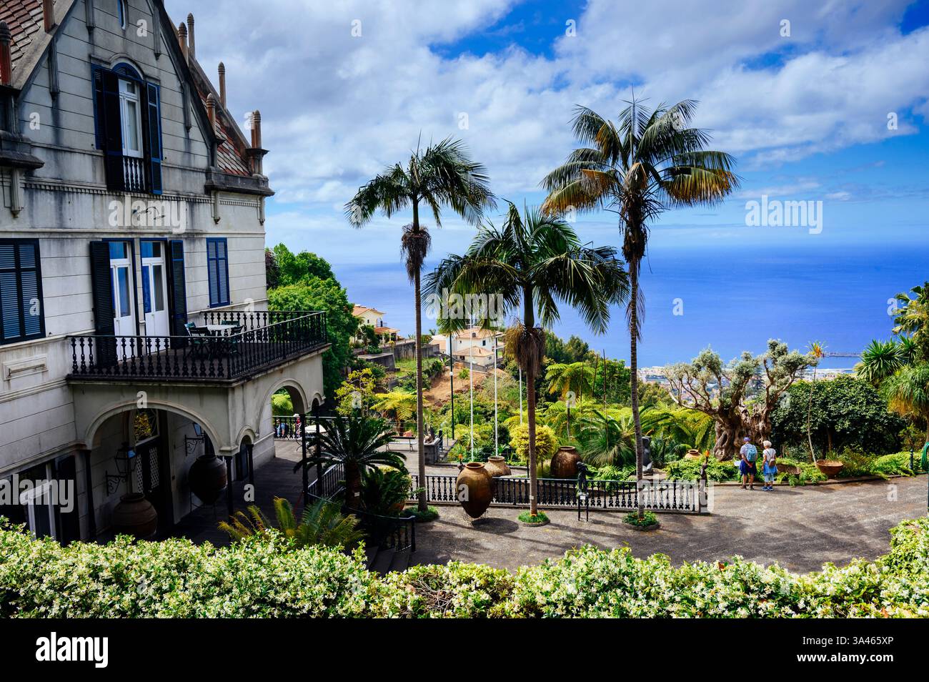 I turisti ammirano la vista all'esterno del Palazzo Palácio Monte di Madeira, Funchal, Madeira, Portogallo Foto Stock