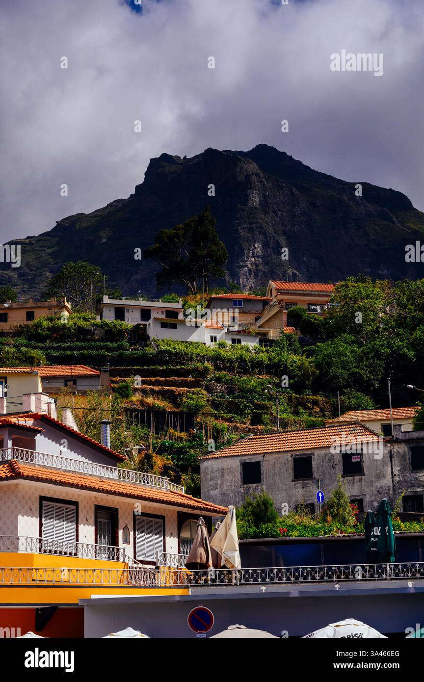 Case piastrellate rosse sulle colline nella valle delle Suore, Madeira, Portogallo Foto Stock