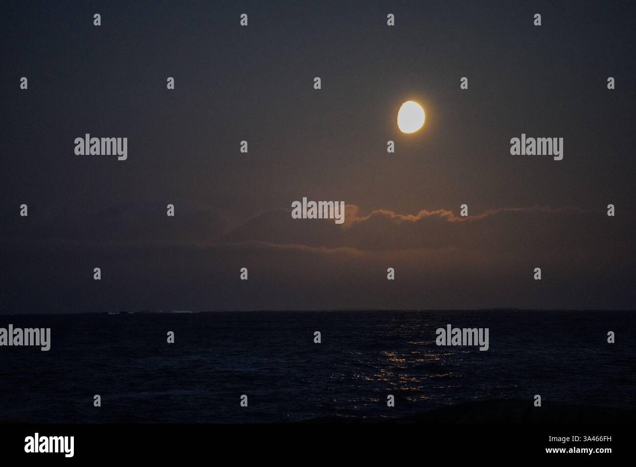 Beautiful Dawn Time in the Atlantic Ocean Road, Averøy, Norvegia. Viste spettacolari in colori naturali attenuati ti offrono tranquillità e tranquillità. Foto Stock