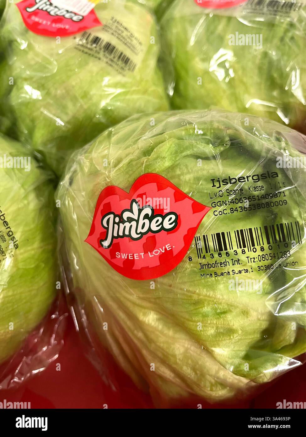 Lattuga Jimbee iceberg, prodotto della Spagna, ortaggi, prodotti spagnoli, lattuga iceberg, confezionamento di lattuga, shopping, cibo sano, verdure fresche - Immagine stock catturata con smartphone