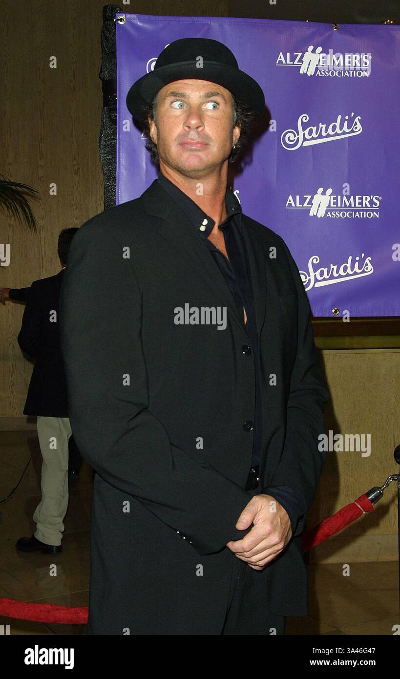 Mar 6, 2002 - Beverly Hills, IN CALIFORNIA, STATI UNITI D'AMERICA - Chad Smith (Red Hot Chili Peppers)..UNA NOTTE A SARDI'S.celebrità eseguire 'SMOKEY JOE'S CAFE' a .10esimo gala annuale finalizzato alla raccolta di fondi e premi la cena.il Beverly Hilton Hotel di Beverly Hills, CA.6 marzo 2002. NINA PROMMER/ 2002 K24287NP(Immagine di credito: © Globo foto/ZUMAPRESS.com) Foto Stock