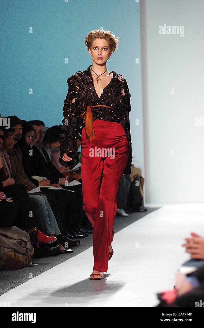 11 FEBBRAIO 2005 - K41739KR.OLYMPUS SETTIMANA DELLA MODA GUSTAVO ARANGO BEST 2005 FALL COLLECTION (PASSERELLA) NEW YORK CITY .02-11-2005 . KEN RUMMENTS- 2005.GUSTAVO ARANGO, LA MIGLIORE MODA. MODELLO DI PISTA (immagine di credito: © Globe Photos/ZUMAPRESS.com) Foto Stock