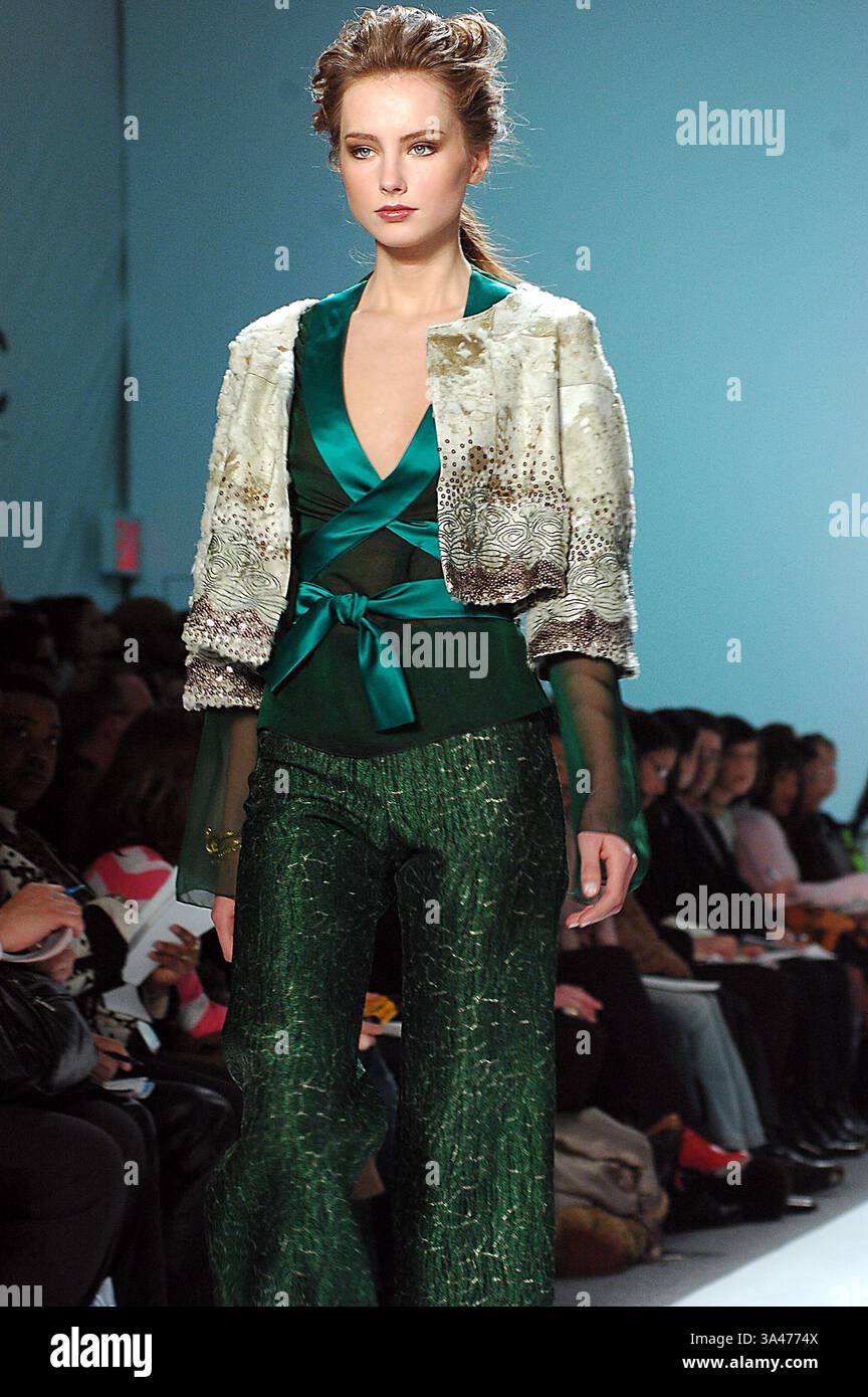 11 FEBBRAIO 2005 - K41739KR.OLYMPUS SETTIMANA DELLA MODA GUSTAVO ARANGO BEST 2005 FALL COLLECTION (PASSERELLA) NEW YORK CITY .02-11-2005 . KEN RUMMENTS- 2005.GUSTAVO ARANGO, LA MIGLIORE MODA. MODELLO DI PISTA (immagine di credito: © Globe Photos/ZUMAPRESS.com) Foto Stock