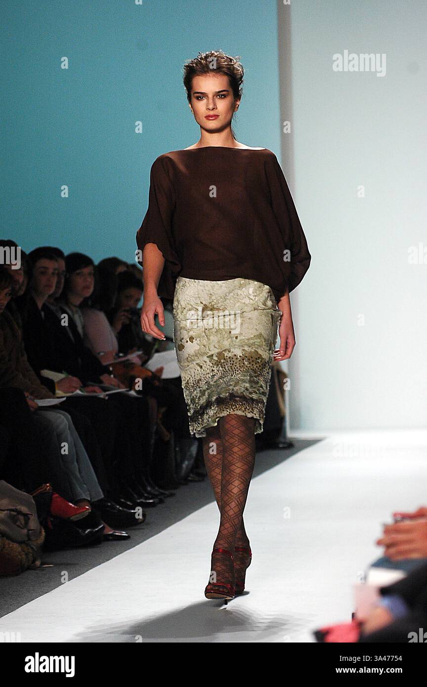11 FEBBRAIO 2005 - K41739KR.OLYMPUS SETTIMANA DELLA MODA GUSTAVO ARANGO BEST 2005 FALL COLLECTION (PASSERELLA) NEW YORK CITY .02-11-2005 . KEN RUMMENTS- 2005.GUSTAVO ARANGO, LA MIGLIORE MODA. MODELLO DI PISTA (immagine di credito: © Globe Photos/ZUMAPRESS.com) Foto Stock