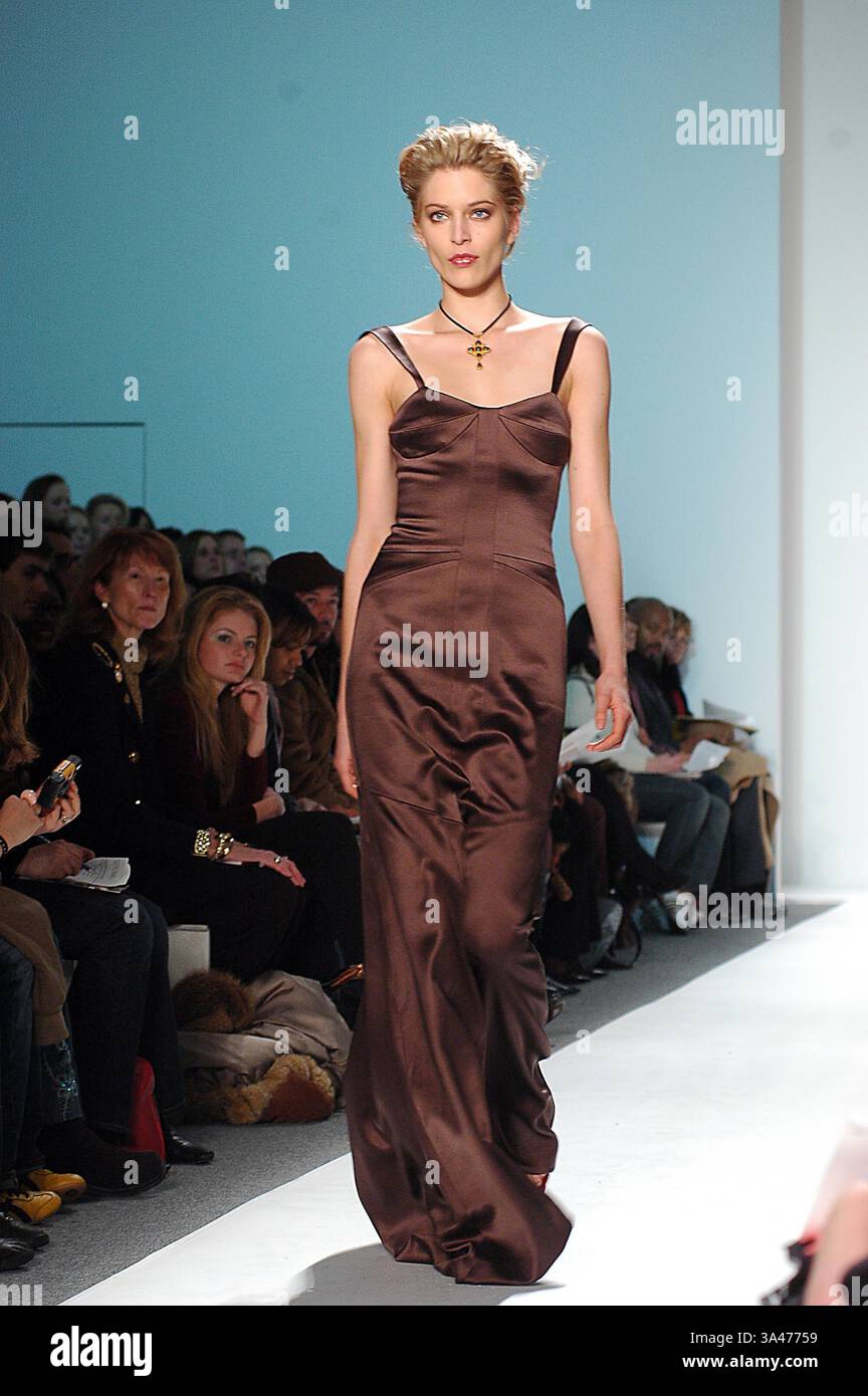 11 FEBBRAIO 2005 - K41739KR.OLYMPUS SETTIMANA DELLA MODA GUSTAVO ARANGO BEST 2005 FALL COLLECTION (PASSERELLA) NEW YORK CITY .02-11-2005 . KEN RUMMENTS- 2005.GUSTAVO ARANGO, LA MIGLIORE MODA. MODELLO DI PISTA (immagine di credito: © Globe Photos/ZUMAPRESS.com) Foto Stock