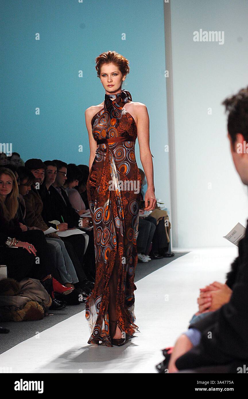11 FEBBRAIO 2005 - K41739KR.OLYMPUS SETTIMANA DELLA MODA GUSTAVO ARANGO BEST 2005 FALL COLLECTION (PASSERELLA) NEW YORK CITY .02-11-2005 . KEN RUMMENTS- 2005.GUSTAVO ARANGO, LA MIGLIORE MODA. MODELLO DI PISTA (immagine di credito: © Globe Photos/ZUMAPRESS.com) Foto Stock