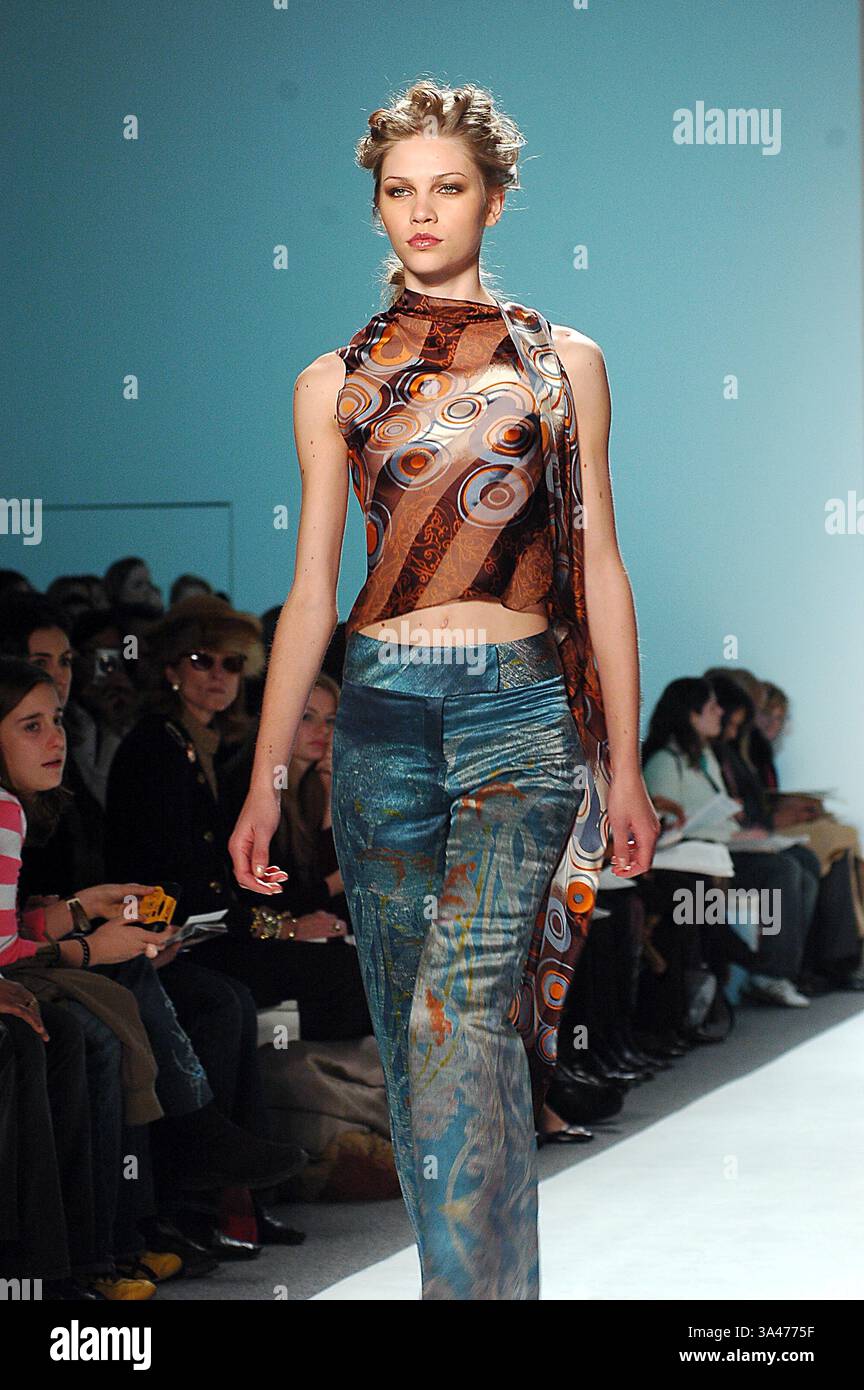 11 FEBBRAIO 2005 - K41739KR.OLYMPUS SETTIMANA DELLA MODA GUSTAVO ARANGO BEST 2005 FALL COLLECTION (PASSERELLA) NEW YORK CITY .02-11-2005 . KEN RUMMENTS- 2005.GUSTAVO ARANGO, LA MIGLIORE MODA. MODELLO DI PISTA (immagine di credito: © Globe Photos/ZUMAPRESS.com) Foto Stock