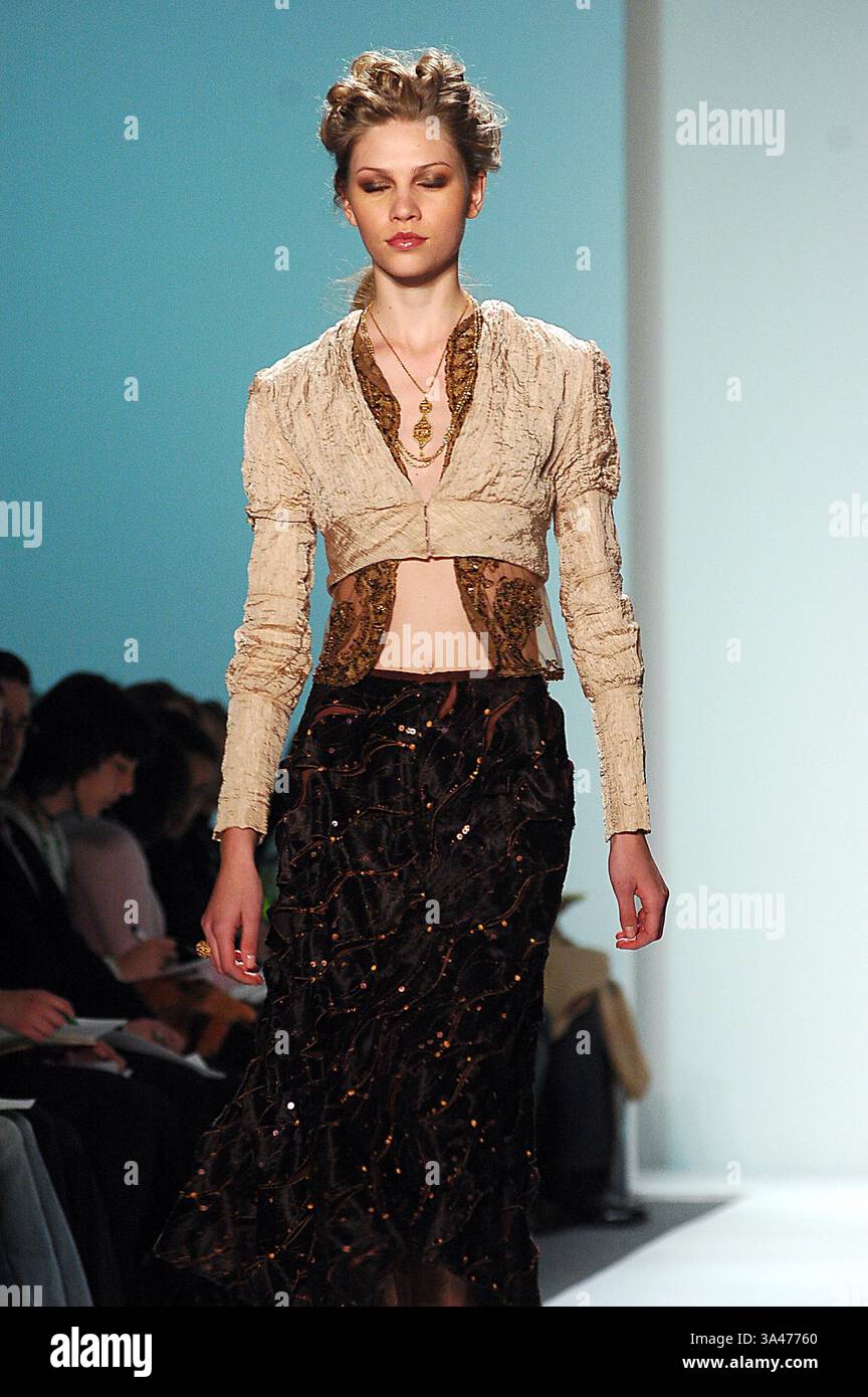 11 FEBBRAIO 2005 - K41739KR.OLYMPUS SETTIMANA DELLA MODA GUSTAVO ARANGO BEST 2005 FALL COLLECTION (PASSERELLA) NEW YORK CITY .02-11-2005 . KEN RUMMENTS- 2005.GUSTAVO ARANGO, LA MIGLIORE MODA. MODELLO DI PISTA (immagine di credito: © Globe Photos/ZUMAPRESS.com) Foto Stock