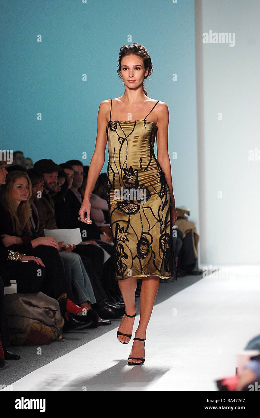 11 FEBBRAIO 2005 - K41739KR.OLYMPUS SETTIMANA DELLA MODA GUSTAVO ARANGO BEST 2005 FALL COLLECTION (PASSERELLA) NEW YORK CITY .02-11-2005 . KEN RUMMENTS- 2005.GUSTAVO ARANGO, LA MIGLIORE MODA. MODELLO DI PISTA (immagine di credito: © Globe Photos/ZUMAPRESS.com) Foto Stock
