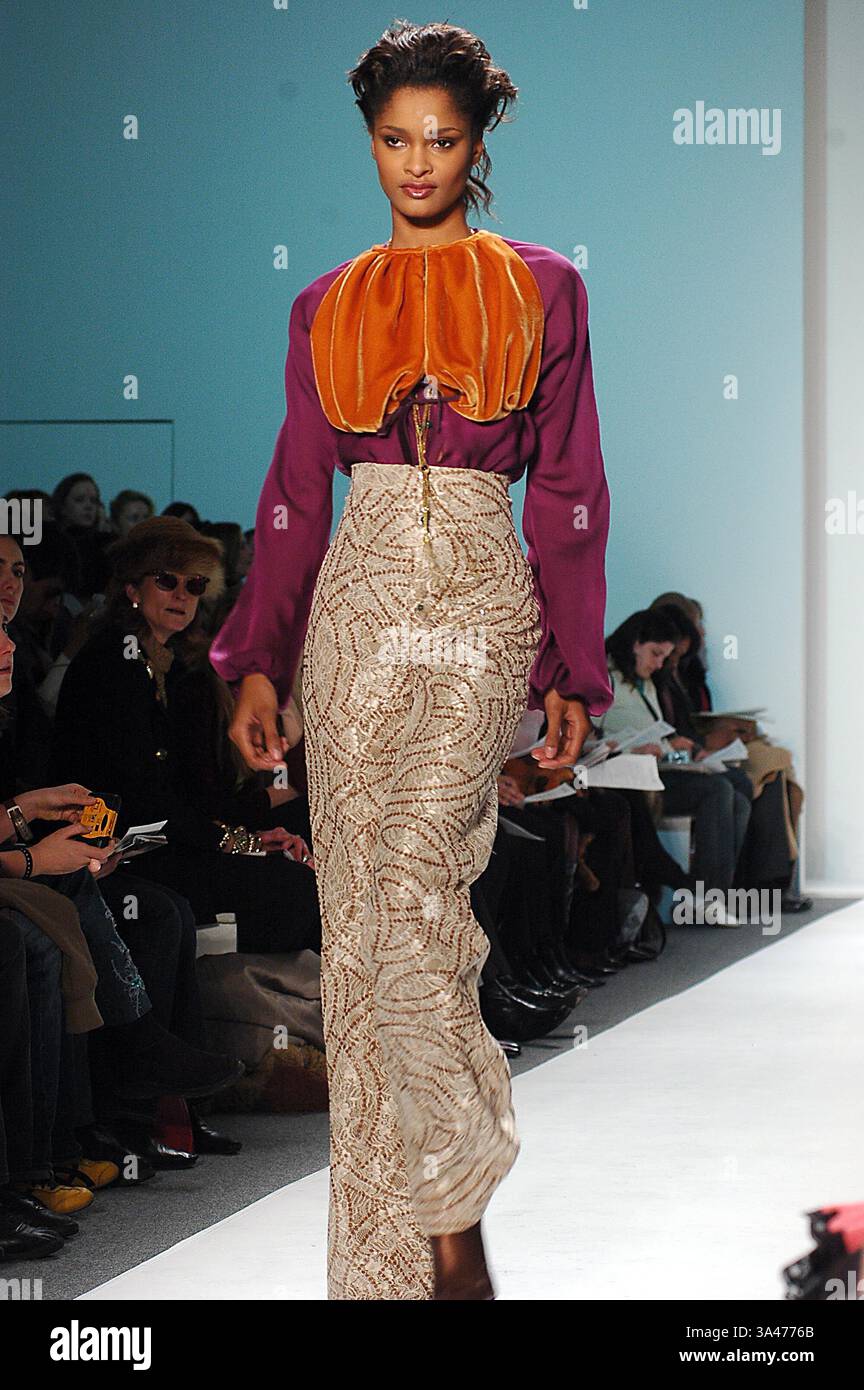 11 FEBBRAIO 2005 - K41739KR.OLYMPUS SETTIMANA DELLA MODA GUSTAVO ARANGO BEST 2005 FALL COLLECTION (PASSERELLA) NEW YORK CITY .02-11-2005 . KEN RUMMENTS- 2005.GUSTAVO ARANGO, LA MIGLIORE MODA. MODELLO DI PISTA (immagine di credito: © Globe Photos/ZUMAPRESS.com) Foto Stock