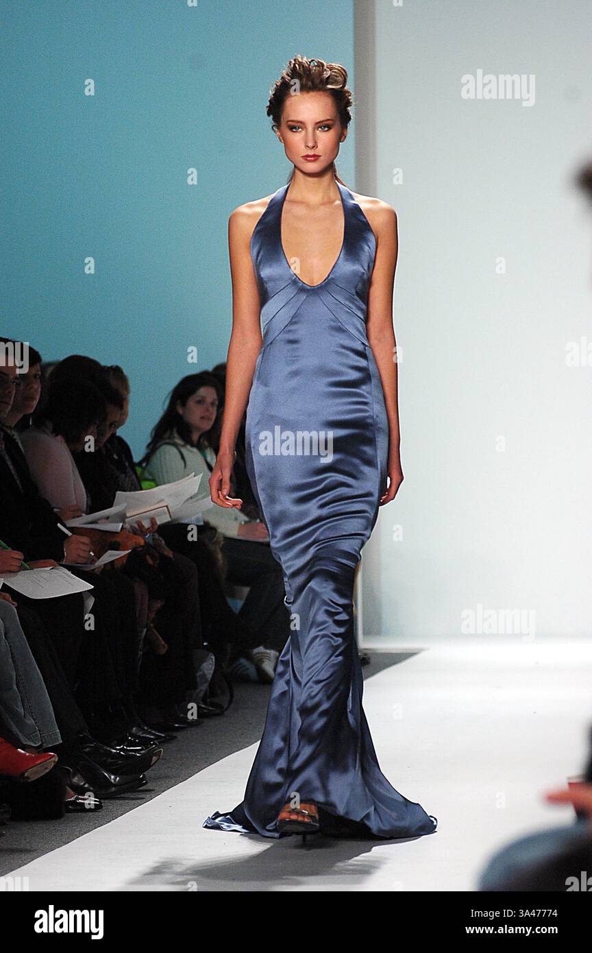 11 FEBBRAIO 2005 - K41739KR.OLYMPUS SETTIMANA DELLA MODA GUSTAVO ARANGO BEST 2005 FALL COLLECTION (PASSERELLA) NEW YORK CITY .02-11-2005 . KEN RUMMENTS- 2005.GUSTAVO ARANGO, LA MIGLIORE MODA. MODELLO DI PISTA (immagine di credito: © Globe Photos/ZUMAPRESS.com) Foto Stock