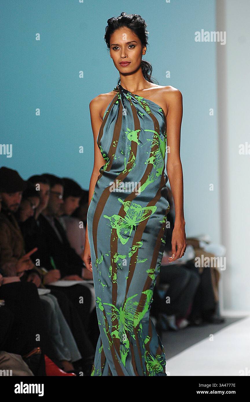 11 FEBBRAIO 2005 - K41739KR.OLYMPUS SETTIMANA DELLA MODA GUSTAVO ARANGO BEST 2005 FALL COLLECTION (PASSERELLA) NEW YORK CITY .02-11-2005 . KEN RUMMENTS- 2005.GUSTAVO ARANGO, LA MIGLIORE MODA. MODELLO DI PISTA (immagine di credito: © Globe Photos/ZUMAPRESS.com) Foto Stock
