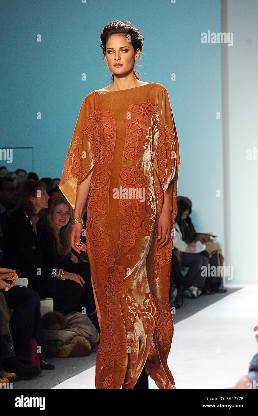 11 FEBBRAIO 2005 - K41739KR.OLYMPUS SETTIMANA DELLA MODA GUSTAVO ARANGO BEST 2005 FALL COLLECTION (PASSERELLA) NEW YORK CITY .02-11-2005 . KEN RUMMENTS- 2005.GUSTAVO ARANGO, LA MIGLIORE MODA. MODELLO DI PISTA (immagine di credito: © Globe Photos/ZUMAPRESS.com) Foto Stock