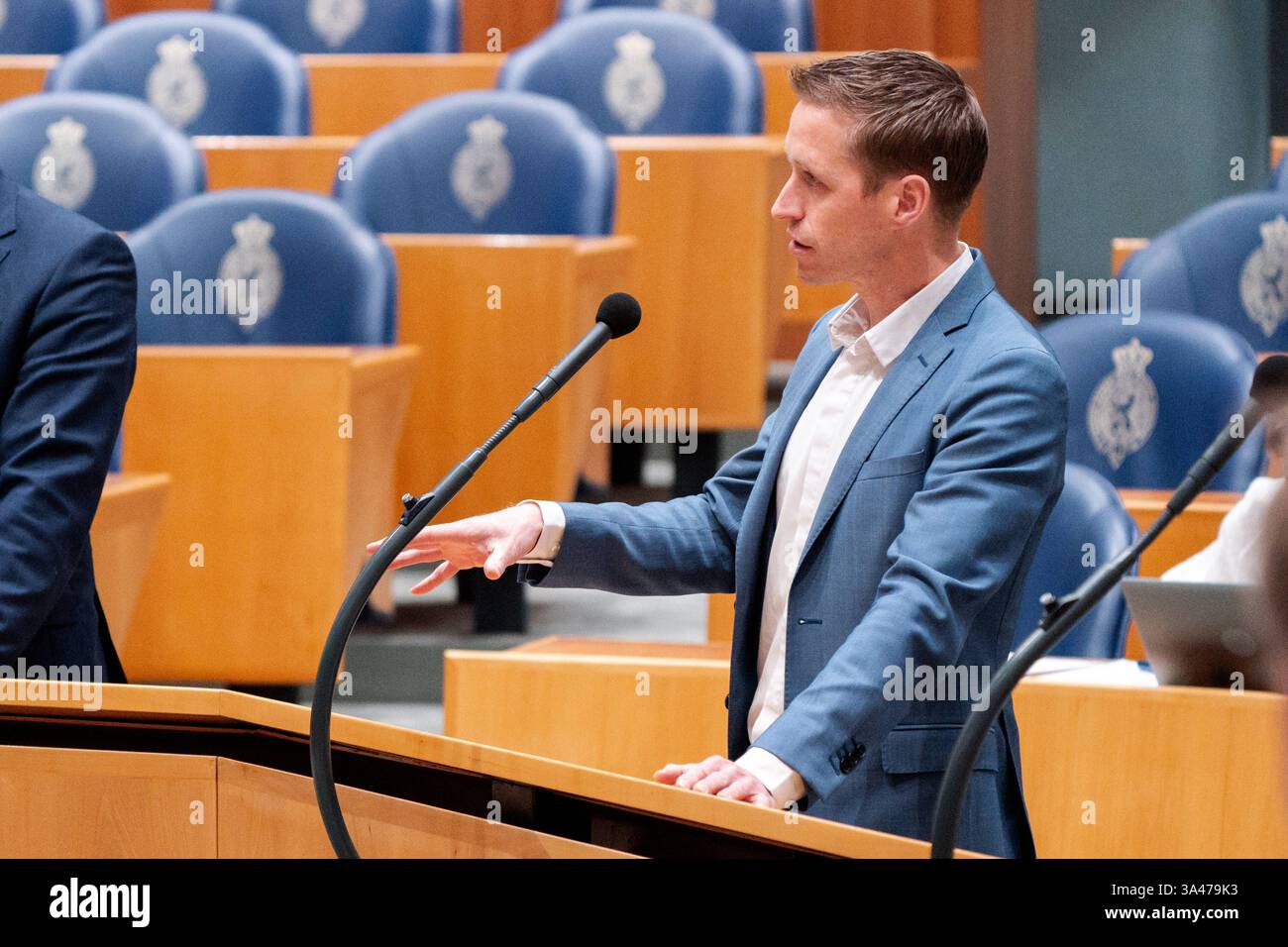 2025-03-18 Dutch Tweede Kamer Plenary Debate DEN HAAG, PAESI BASSI - 18 MARZO: Michiel van Nispen SP durante il dibattito Plenario al Tweede Kamer il 18 marzo 2025 a Den Haag, Paesi Bassi Den Haag Tweede Kamer Paesi Bassi contenuto non disponibile per la ridistribuzione nei Paesi Bassi direttamente o indirettamente tramite terzi. Copyright: XJohnxBeckmannx Foto Stock