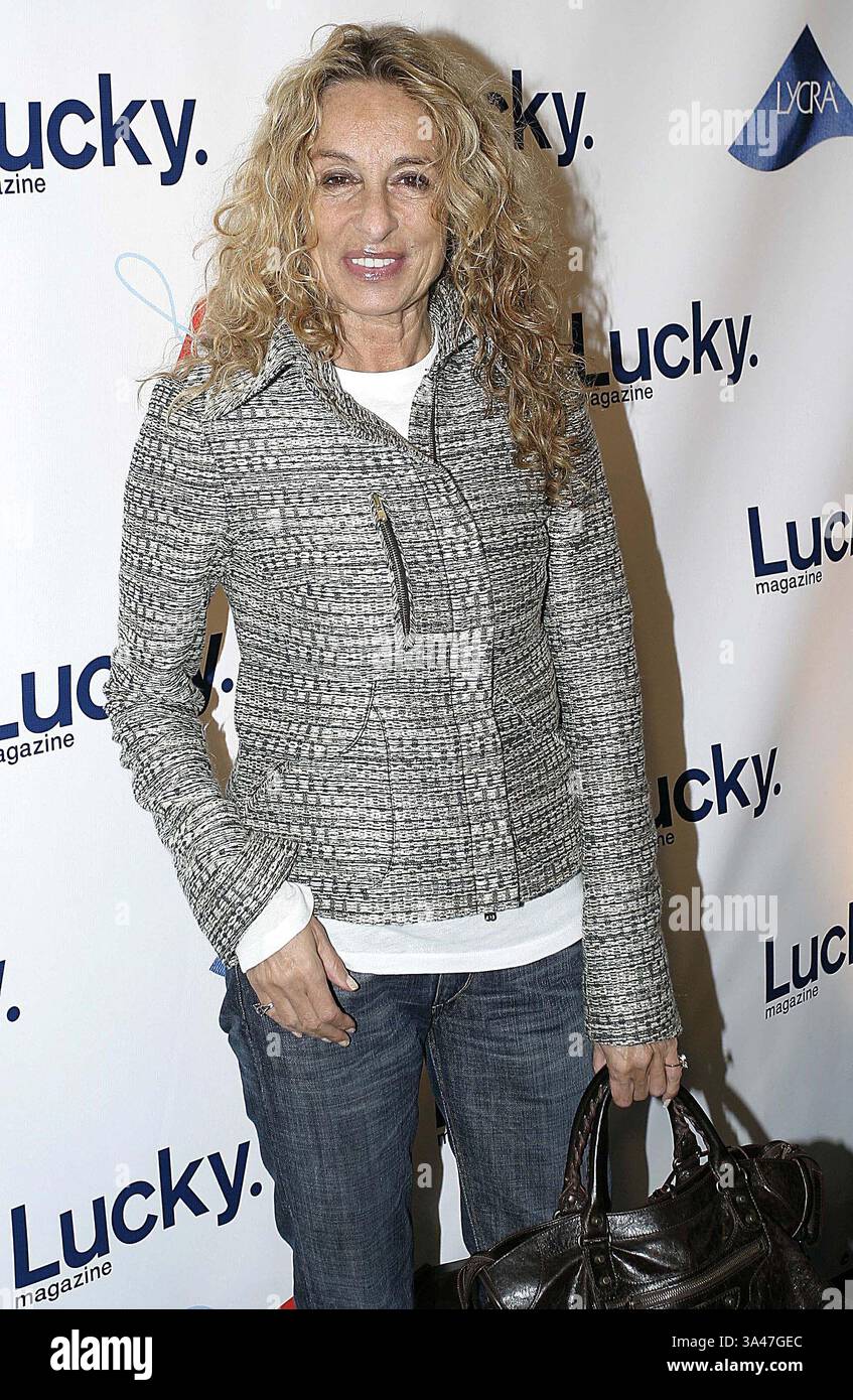 17 NOVEMBRE 2005 - K45993AGM.LUCKY MAGAZINE : LUCKY SHOPS IL MIGLIOR EVNT PER LO SHOPPING ALLA GOTHAM HALL PER BENEFICIARE DELLE ARTI GRATUITE , NEW YORTK CITY.11-09-2005. ANTHONY G MOORE- 2005.ANNE DEXTER JONES(immagine di credito: © Globe Photos/ZUMAPRESS.com) Foto Stock