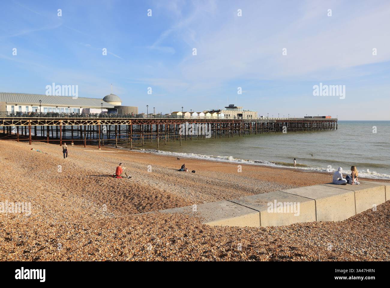 Molo di Hastings dalla spiaggia di St Leonards-on-Sea all'inizio della primavera, East Sussex, Regno Unito Foto Stock