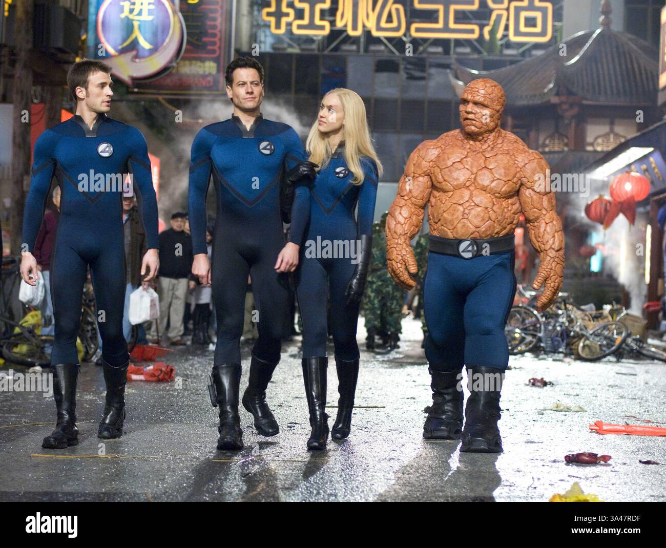 21 GIUGNO 2007 - I FANTASTICI QUATTRO , DA SINISTRA , JOHNNY STORM ( CHRIS EVANS ) , REED RICHARDS ( LOAN GRUFFUDD ) , SUE STORM ( JESSICA ALBA ) E BEN GRIMM ( MICHAEL CHIKLIS ) PATTUGLIANO LE STRADE DI SHANGHAI. FATSASTIC QUATTRO. FORNITO DA ES- TV-FILM STILL. K53565 (immagine di credito: © Globe Photos/ZUMAPRESS.com) Foto Stock