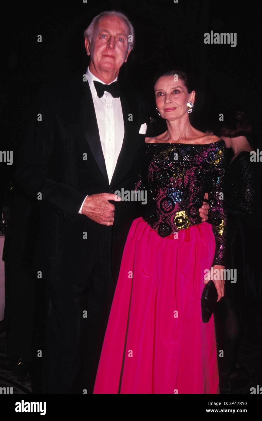 11 LUGLIO 2007 - HUBERT DE GIVENCHY E AUDREY HEPBURN. WALDORF ASTORIA NEW YORK CITY 1991. ROSE HARTMAN- PHOTOS(immagine di credito: © Globe Photos/ZUMAPRESS.com) Foto Stock