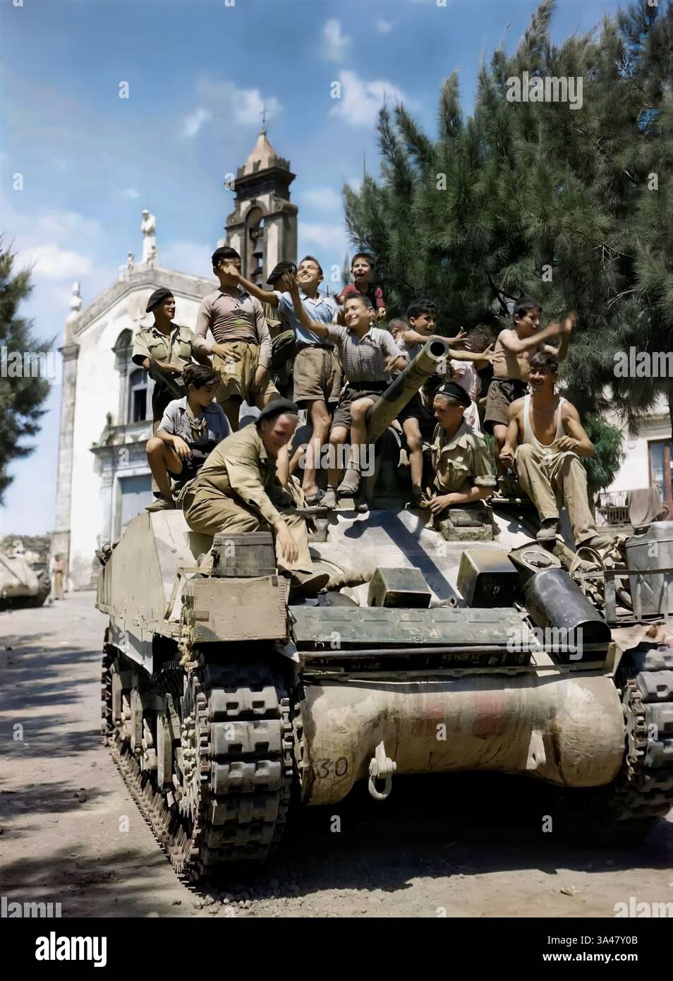Bambini a bordo di un carro armato Sherman della terza contea di Londra Yeomanry in Sicilia, agosto 1943. Foto Stock