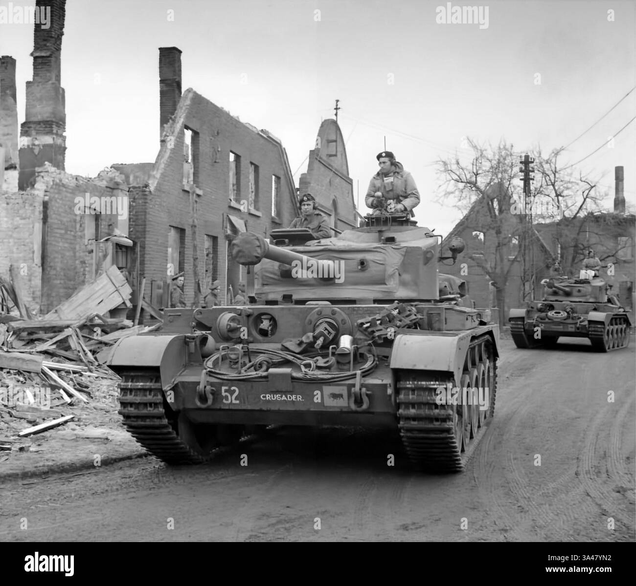 Gli ultimi giorni della seconda guerra mondiale (1945) e i carri Comet avanzarono attraverso una città tedesca in rovina il 30 marzo 1945. Foto Stock
