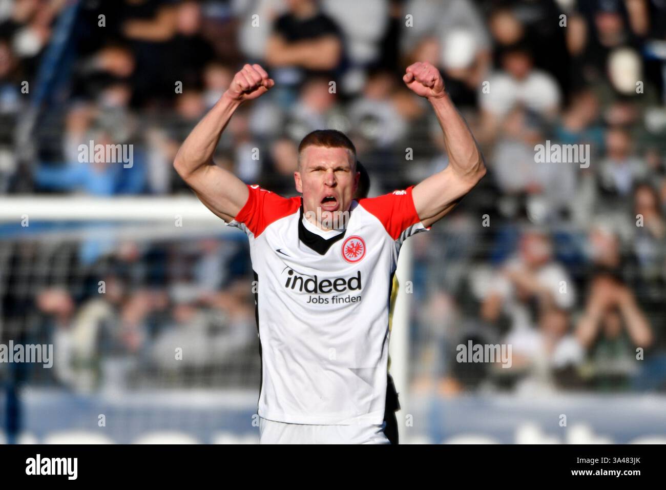 Fussball; Spieltag 26; 1. Bundesliga; Saison 2024/2025; VfL Bochum gegen Eintracht Frankfurt am 16.03.2025 a Bochum. UBz: 13 Rasmus Kristensen, Eintracht Francoforte. Feiert Sein Tor zum 0:1. Zeigt. Schreit. Reisst Die Arme in Die Luft. Copyright di: Jens Niering Photoproductions, Eichenweg 8, D-84091 Attenhofen, Germania, Fon 49 8753 967, 483, Fax 49 8753 967 485, Mobil 49 171 5458985, email jniering@aol.com, codice fiscale 126/255/20167, Finanzamt Kelheim, Mwst-Satz 19%, Umsatzsteuer-ID: DE 180 026 710, IBAN DE59 5001 0517 5406 3873 50, BIC INGDDEFF, BANK ING Diba Frankfurt am Main. Gemaes Foto Stock