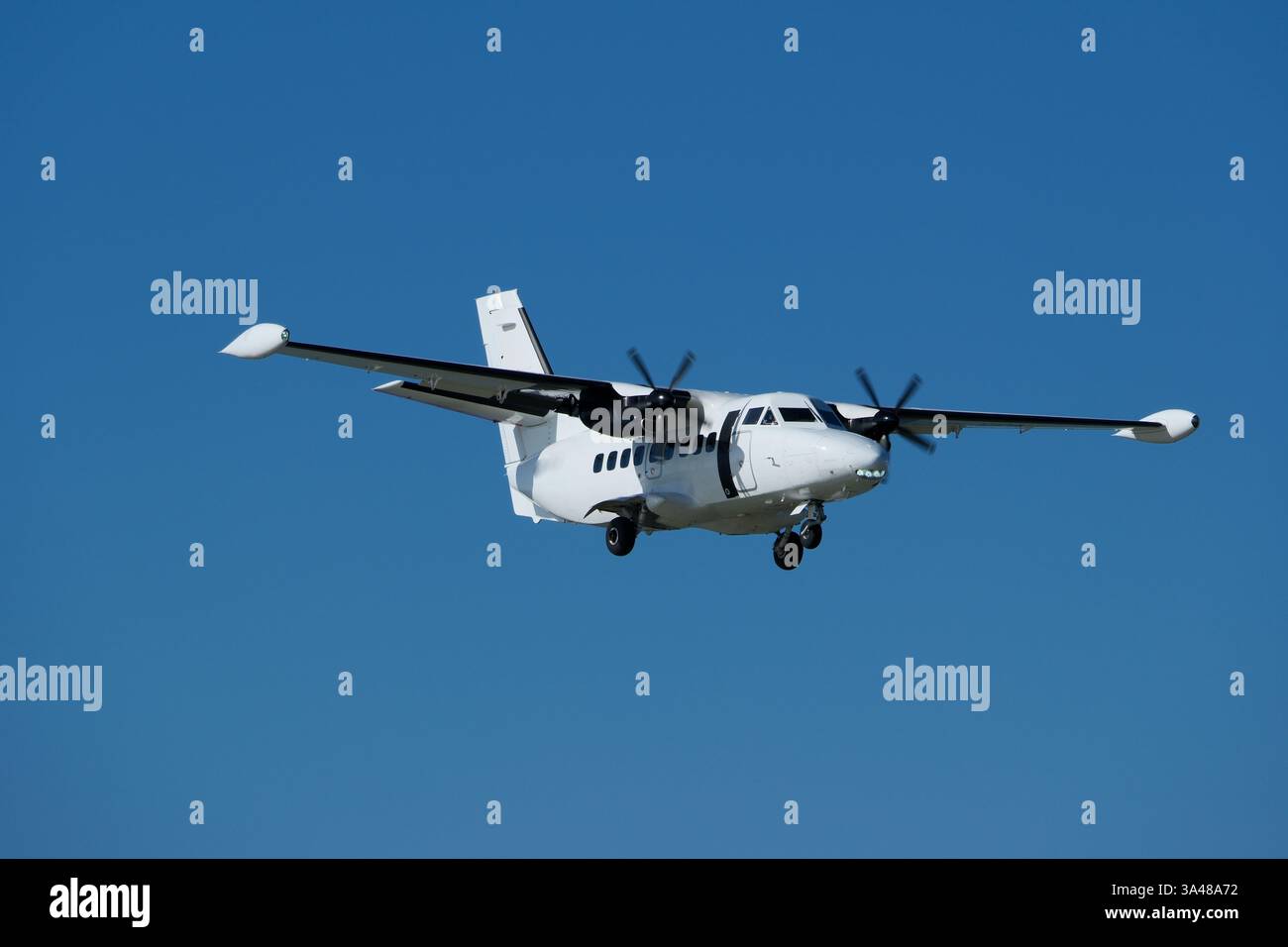 L'aereo L410 si prepara all'atterraggio. Aereo da trasporto a corto raggio bimotore nel cielo. Foto Stock