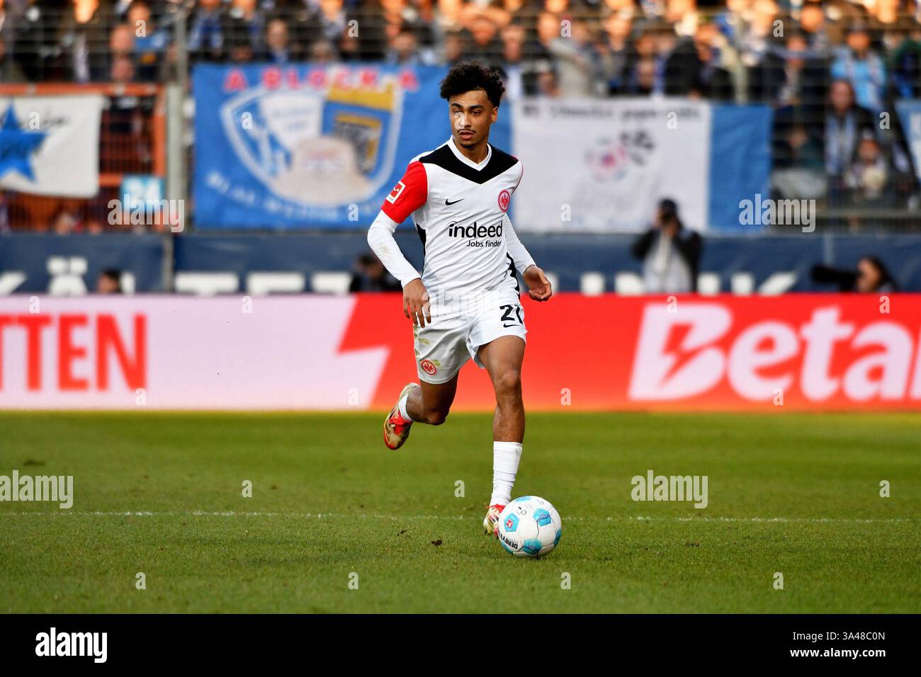Fussball; Spieltag 26; 1. Bundesliga; Saison 2024/2025; VfL Bochum gegen Eintracht Frankfurt am 16.03.2025 a Bochum. UBz: 21 Nathaniel Brown, Eintracht Frankfurt. Copyright di: Jens Niering Photoproductions, Eichenweg 8, D-84091 Attenhofen, Germania, Fon 49 8753 967, 483, Fax 49 8753 967 485, Mobil 49 171 5458985, email jniering@aol.com, codice fiscale 126/255/20167, Finanzamt Kelheim, Mwst-Satz 19%, Umsatzsteuer-ID: DE 180 026 710, IBAN DE59 5001 0517 5406 3873 50, BIC INGDDEFF, BANK ING Diba Frankfurt am Main. Gemaess den Vorgaben der DFL Deutsche Fußball Liga ist es untersagt, in dem sta Foto Stock