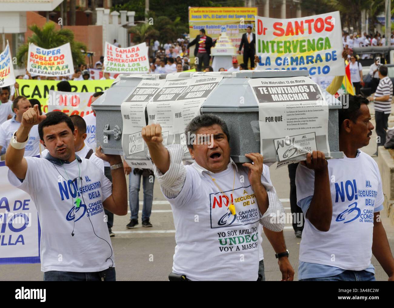 13 marzo 2013 - Barranquilla, ATLÃ NTICO, Colombia - BARRANQUILLA, MARZO 13 DE 2013 Cerca de mil personas marcharon desde la Plaza de la Paz, hasta la calle 72, al norte de la ciudad, protestando por los malos manejos histÃÂ³ricos y las malas decisiones en la CÃÂmara de Comercio de Barranquilla. Los coodrinadores del evento manifestaron su incoformidad por los "tados de las pasadas elecciones de junta directiva y por la actitud de la Superintendencia de industria y Comercio en favor de un grupo que controla la entidad. FOTOS GUILLERMO GONZÃÂ LEZ/CEET CrÃÂ©dito: CEET FotÃÂ³grafo: GU Foto Stock