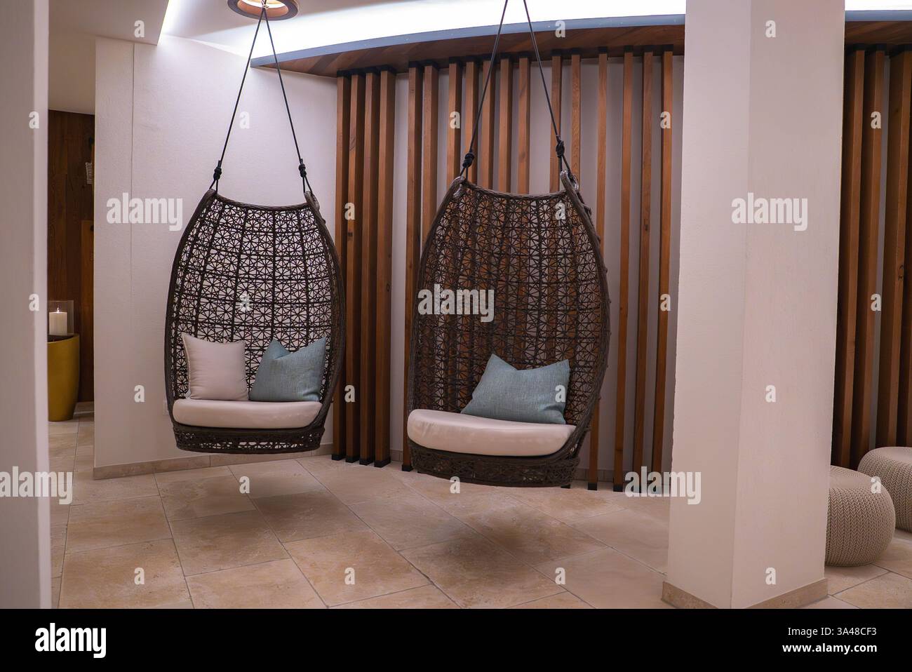 Interni moderni con sedie in vimini appese all'Ischgl Resort Foto Stock