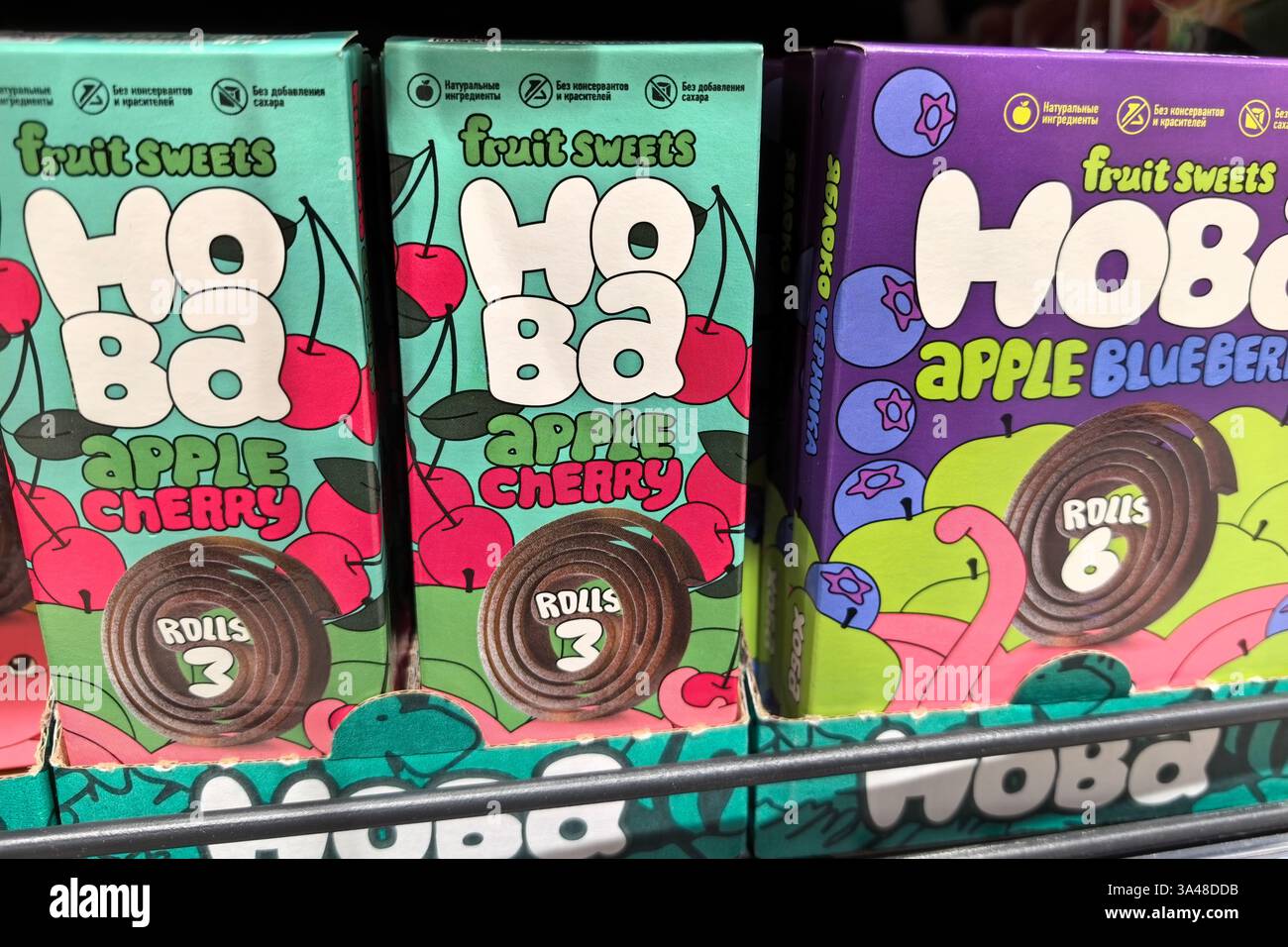 Bobruisk, Bielorussia - 8 marzo 2025: Scatole di caramelle dal design vivace che mostrano vari sapori di frutta, tra cui ciliegia di mela e mirtillo di mela. Foto Stock
