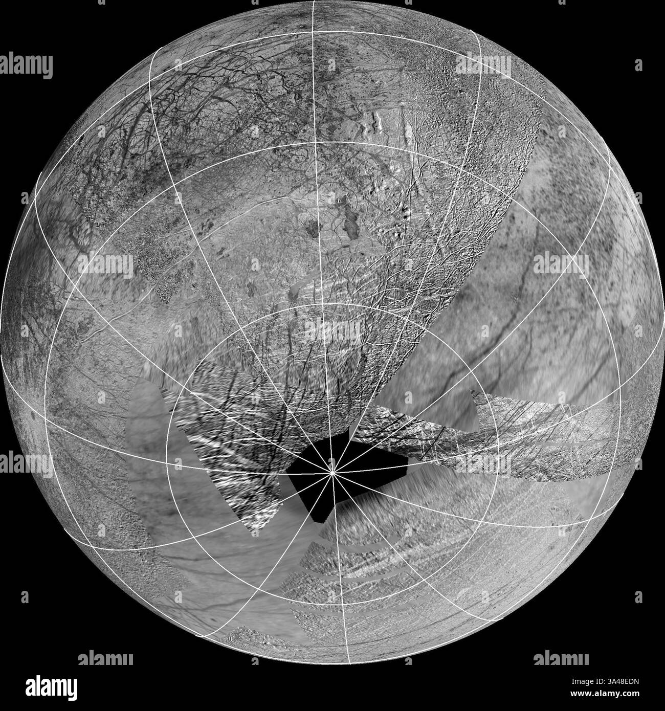 4 marzo 2014 - questa riproiezione della mappa di base ufficiale USGS della luna di Giove Europa è centrata sulla regione di origine stimata per potenziali pennacchi di vapore acqueo che potrebbero essere stati rilevati utilizzando il telescopio spaziale Hubble. La vista è centrata a -65 gradi di latitudine, 183 gradi di longitudine. Oltre alla regione di origine del pennacchio, l'immagine mostra anche l'emisfero di Europa che potrebbe essere influenzato da depositi di pennacchio. Questa mappa è composta da immagini delle missioni Galileo e Voyager della NASA. La regione nera vicino al polo sud è dovuta a lacune nella copertura dell'imaging. (Immagine di credito: © NASA/ZUM Foto Stock