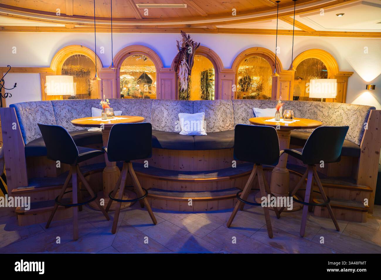 Elegante area salotto in un hotel di lusso con cabina in legno e sedie moderne Foto Stock