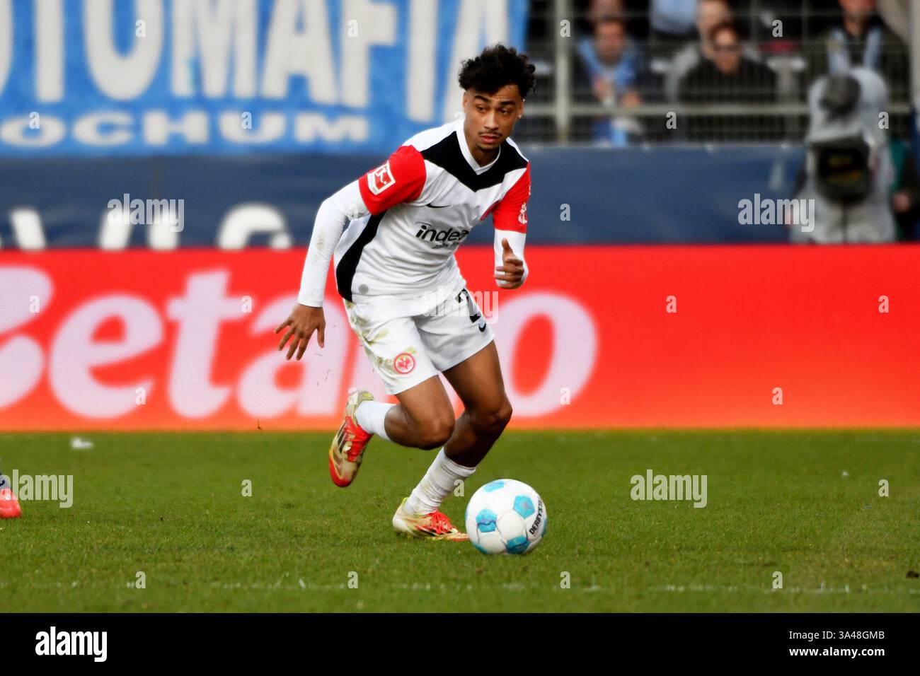 Fussball; Spieltag 26; 1. Bundesliga; Saison 2024/2025; VfL Bochum gegen Eintracht Frankfurt am 16.03.2025 a Bochum. UBz: 21 Nathaniel Brown, Eintracht Frankfurt. Copyright di: Jens Niering Photoproductions, Eichenweg 8, D-84091 Attenhofen, Germania, Fon 49 8753 967, 483, Fax 49 8753 967 485, Mobil 49 171 5458985, email jniering@aol.com, codice fiscale 126/255/20167, Finanzamt Kelheim, Mwst-Satz 19%, Umsatzsteuer-ID: DE 180 026 710, IBAN DE59 5001 0517 5406 3873 50, BIC INGDDEFF, BANK ING Diba Frankfurt am Main. Gemaess den Vorgaben der DFL Deutsche Fußball Liga ist es untersagt, in dem sta Foto Stock