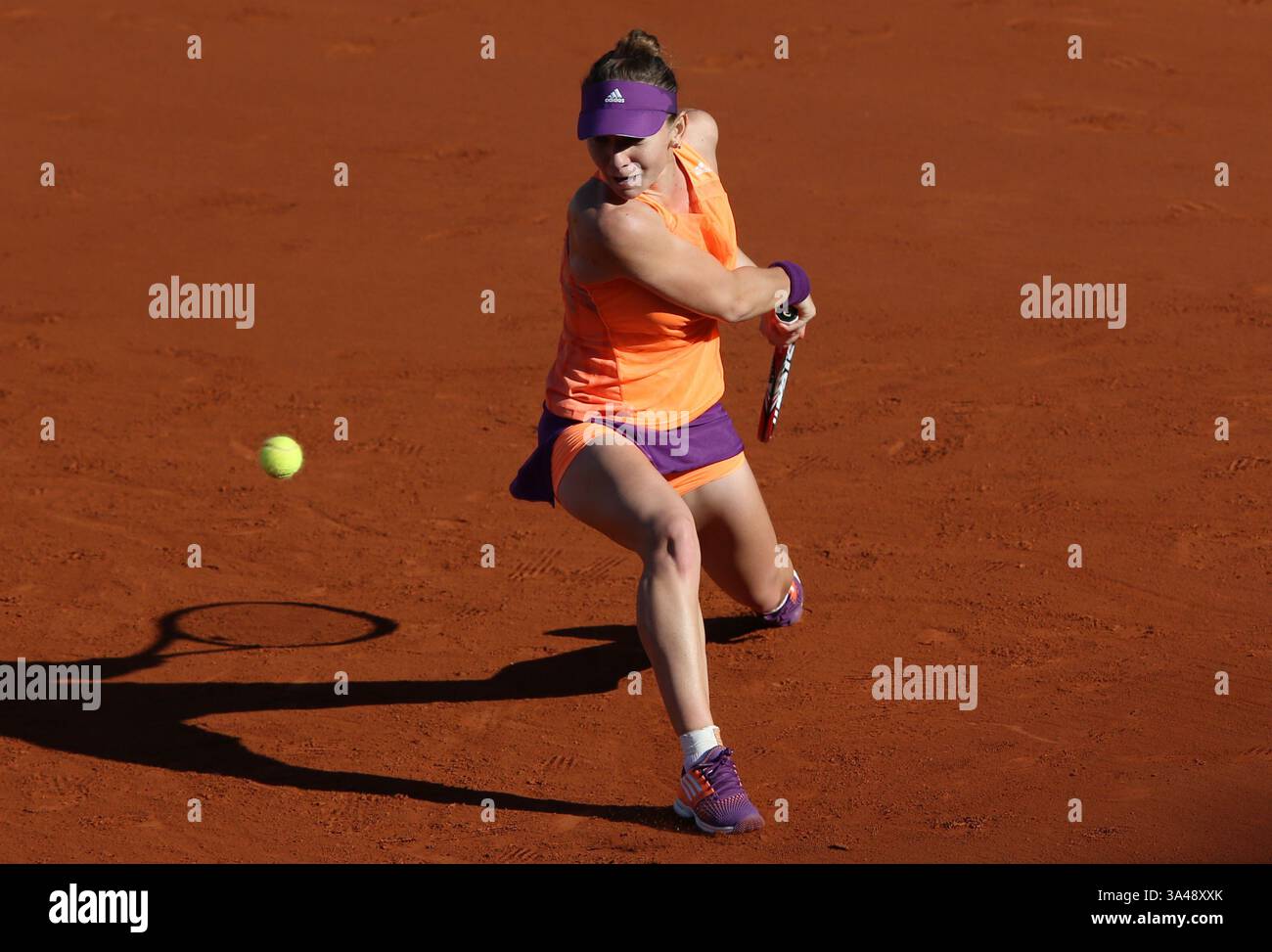 5 giugno 2014 - Parigi, Francia - SIMONA HALEP di Romania sconfigge Andrea Petkovic di Germania (6-2, 7-6) durante le semifinali femminili del Roland Garros 2014 Open di Francia. (Immagine di credito: © Maya Vidon-White/ZUMA Wire/ZUMAPRESS.com) Foto Stock