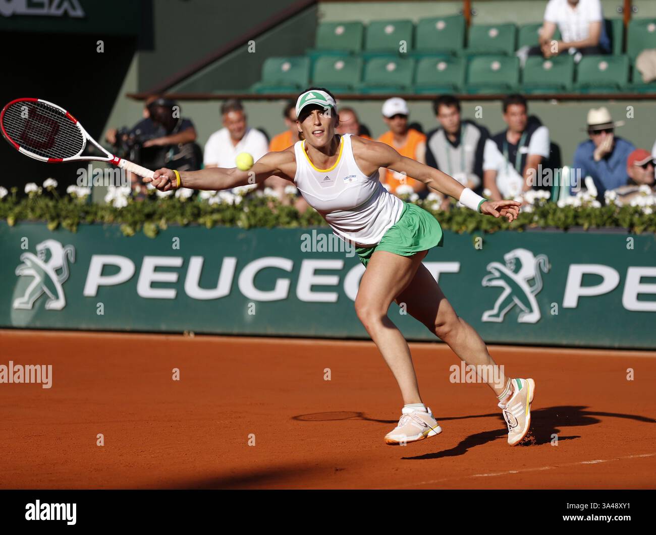 5 giugno 2014 - Parigi, Francia - Simona Halep di Romania sconfigge ANDREA PETKOVIC di Germania (6-2, 7-6) durante le semifinali femminili del Roland Garros 2014 Open di Francia. (Immagine di credito: © Maya Vidon-White/ZUMA Wire/ZUMAPRESS.com) Foto Stock