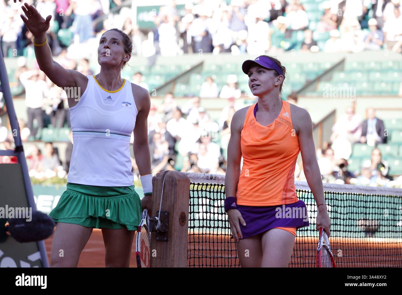 5 giugno 2014 - Parigi, Francia - SIMONA HALEP di Romania sconfigge ANDREA PETKOVIC di Germania (6-2, 7-6) durante le semifinali femminili del Roland Garros 2014 Open di Francia. (Immagine di credito: © Maya Vidon-White/ZUMA Wire/ZUMAPRESS.com) Foto Stock