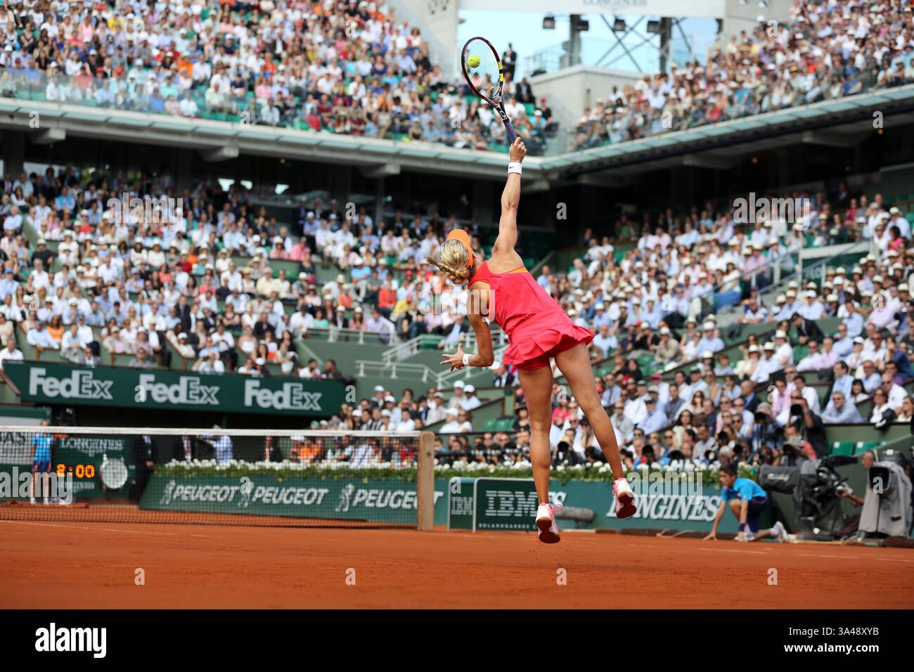 5 giugno 2014 - Parigi, Francia - EUGENIE BOUCHARD del Canada viene sconfitta da Maria Sharapova (4-6, 7-5, 6-2) durante le semifinali femminili del Roland Garros 2014. (Immagine di credito: © Maya Vidon-White/ZUMA Wire/ZUMAPRESS.com) Foto Stock