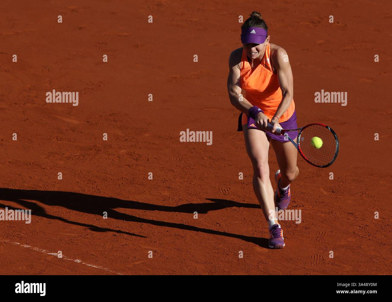5 giugno 2014 - Parigi, Francia - SIMONA HALEP di Romania sconfigge Andrea Petkovic di Germania (6-2, 7-6) durante le semifinali femminili del Roland Garros 2014 Open di Francia. (Immagine di credito: © Maya Vidon-White/ZUMA Wire/ZUMAPRESS.com) Foto Stock