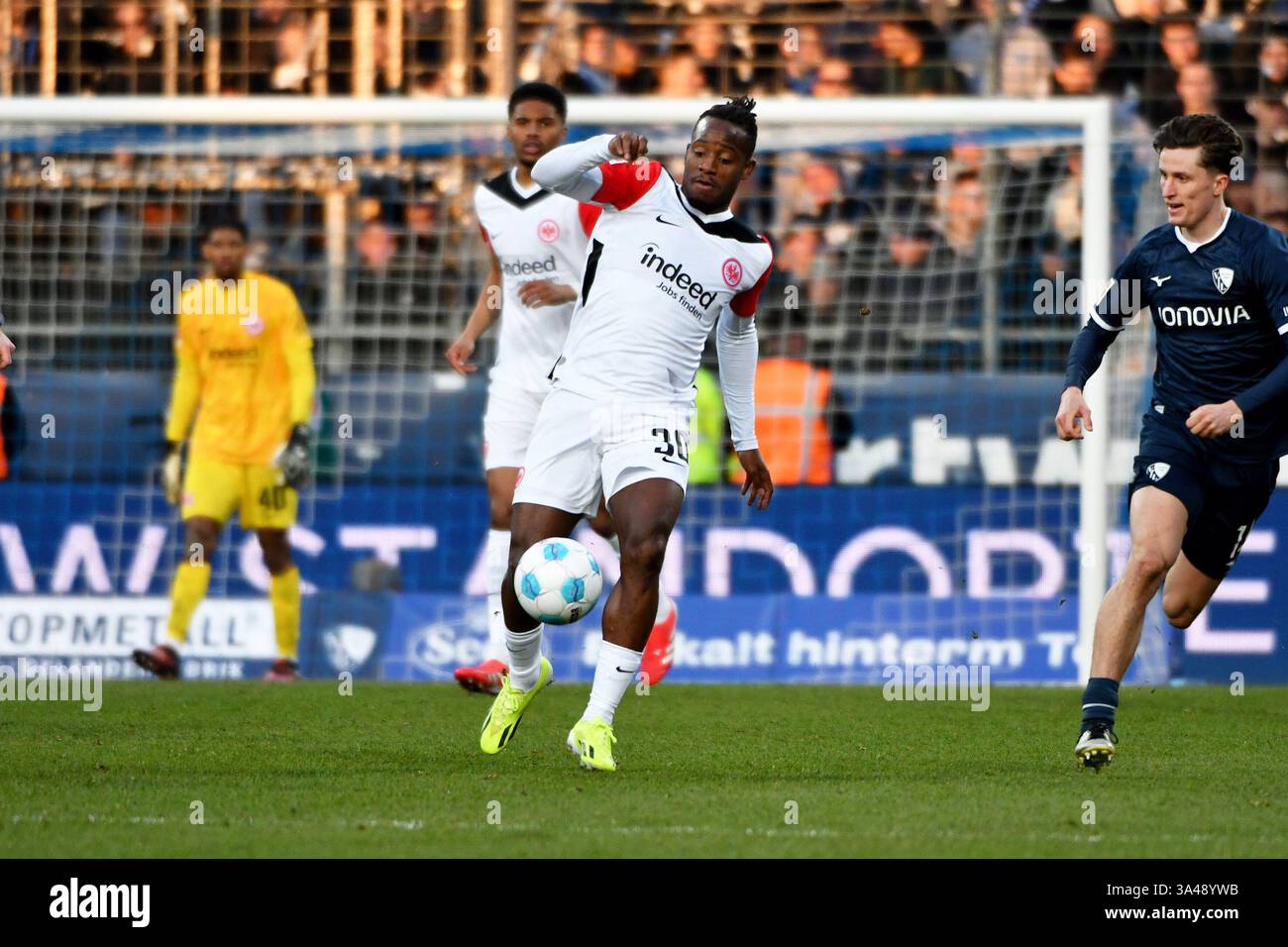 Fussball; Spieltag 26; 1. Bundesliga; Saison 2024/2025; VfL Bochum gegen Eintracht Frankfurt am 16.03.2025 a Bochum. UBz: 30 Michy Batshuayi, Eintracht Frankfurt. Copyright di: Jens Niering Photoproductions, Eichenweg 8, D-84091 Attenhofen, Germania, Fon 49 8753 967, 483, Fax 49 8753 967 485, Mobil 49 171 5458985, email jniering@aol.com, codice fiscale 126/255/20167, Finanzamt Kelheim, Mwst-Satz 19%, Umsatzsteuer-ID: DE 180 026 710, IBAN DE59 5001 0517 5406 3873 50, BIC INGDDEFF, BANK ING Diba Frankfurt am Main. Gemaess den Vorgaben der DFL Deutsche Fußball Liga ist es untersagt, in dem sta Foto Stock